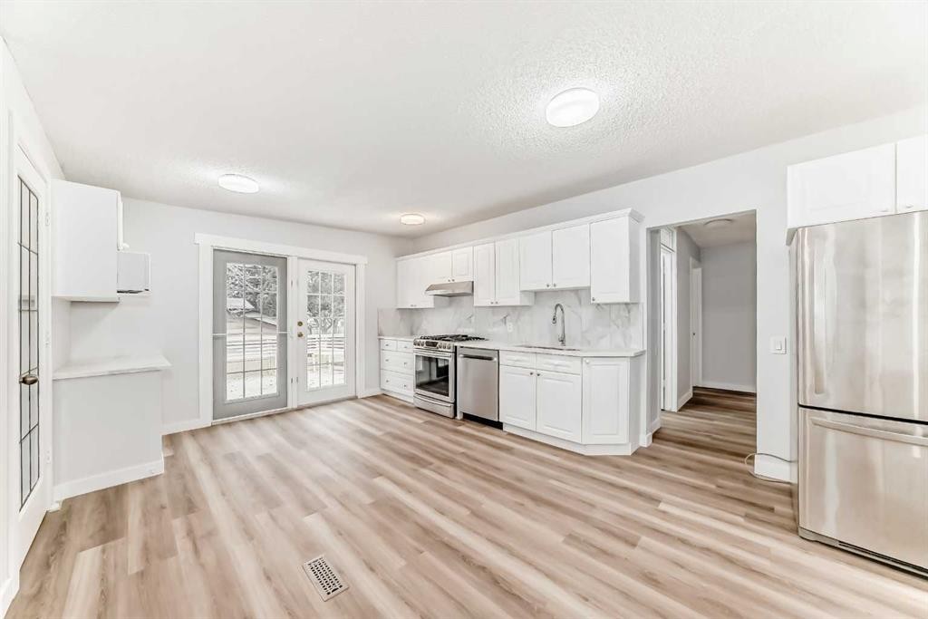 307 Huntridge Road Ne, Calgary, AB - Indoor Photo Showing Kitchen