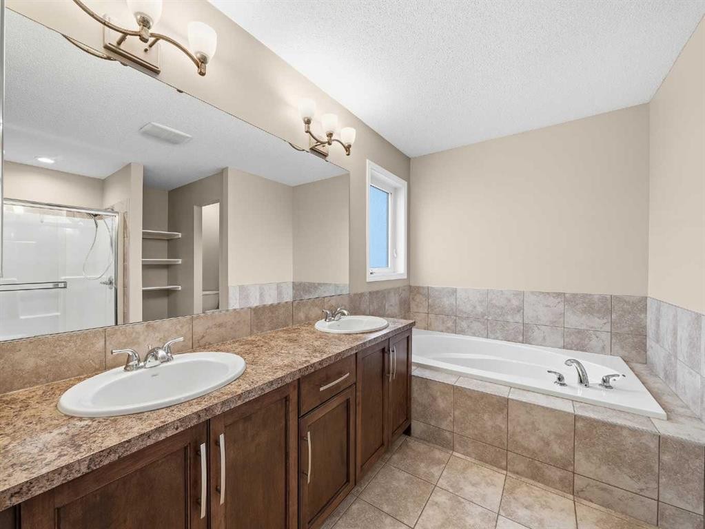 32 Panatella Parade Nw, Calgary, AB - Indoor Photo Showing Bathroom