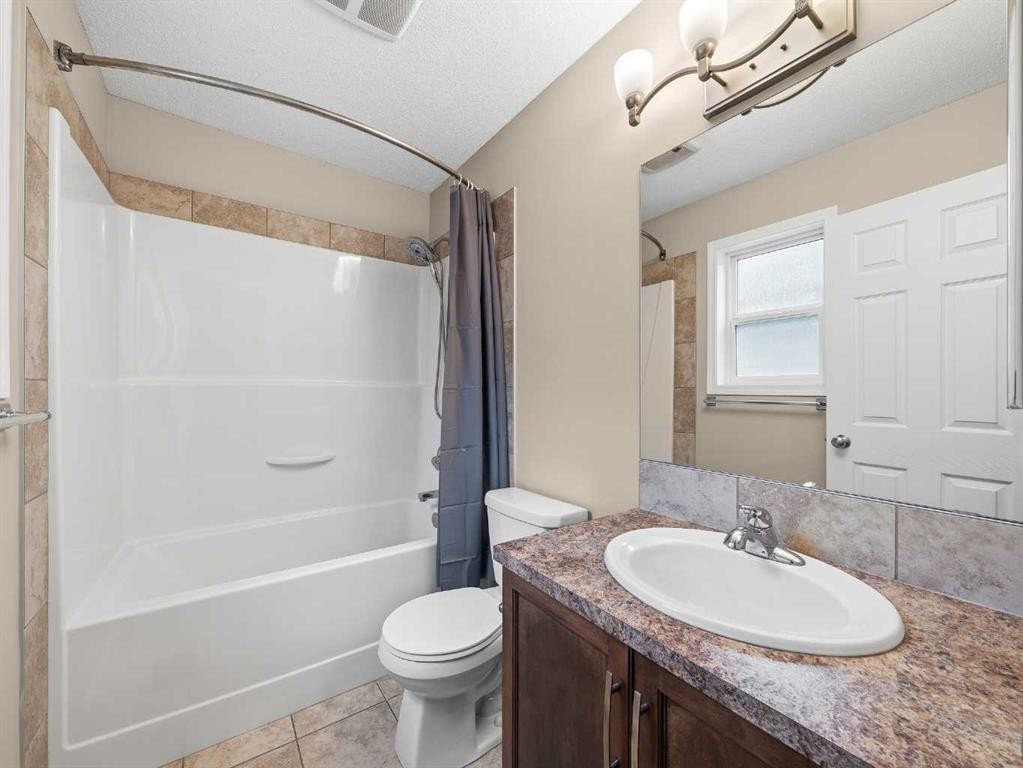 32 Panatella Parade Nw, Calgary, AB - Indoor Photo Showing Bathroom