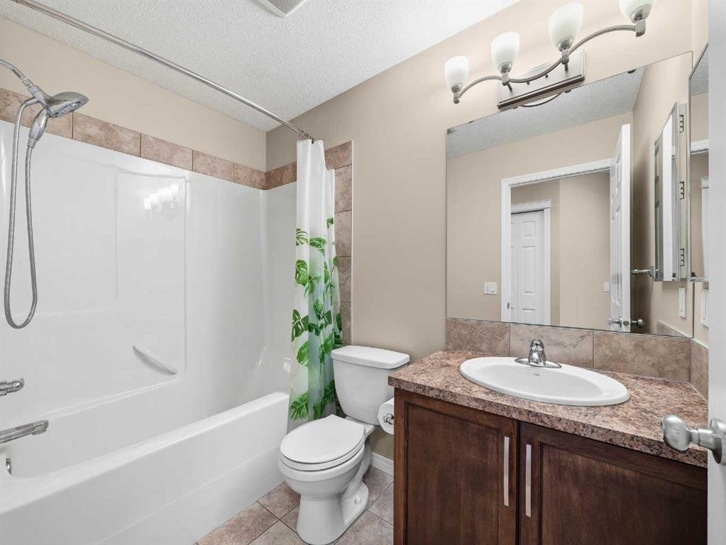 32 Panatella Parade Nw, Calgary, AB - Indoor Photo Showing Bathroom