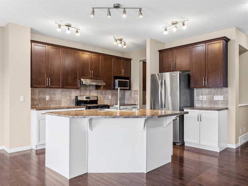 32 Panatella Parade Nw, Calgary, AB - Indoor Photo Showing Kitchen With Upgraded Kitchen