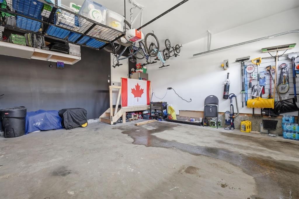31 St. Andrews Close, Lyalta, AB - Indoor Photo Showing Garage