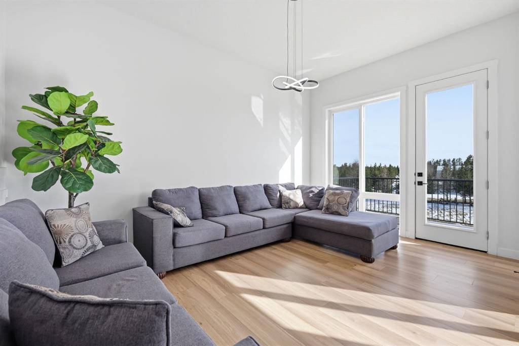 31 St. Andrews Close, Lyalta, AB - Indoor Photo Showing Living Room