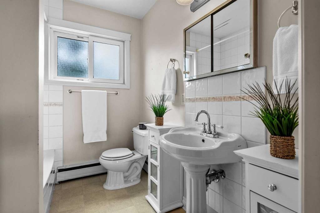 67 Hooke Road Sw, Calgary, AB - Indoor Photo Showing Bathroom