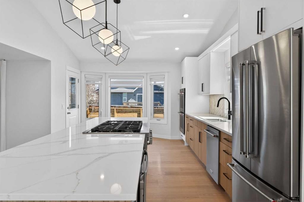 42 Sunvista Crescent Se, Calgary, AB - Indoor Photo Showing Kitchen With Upgraded Kitchen
