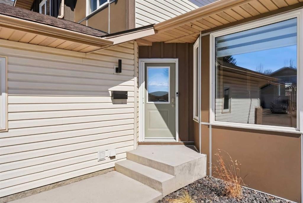 42 Sunvista Crescent Se, Calgary, AB - Outdoor With Exterior