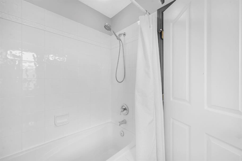 171 Willowbrook Drive Nw, Airdrie, AB - Indoor Photo Showing Bathroom