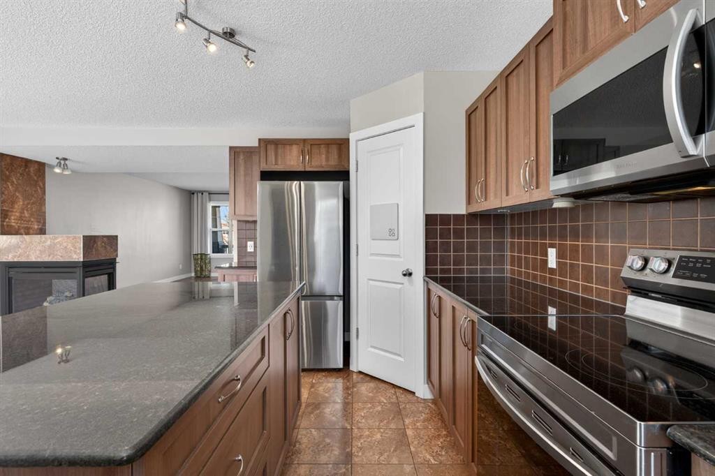 43 Sage Hill Way Nw, Calgary, AB - Indoor Photo Showing Kitchen With Upgraded Kitchen