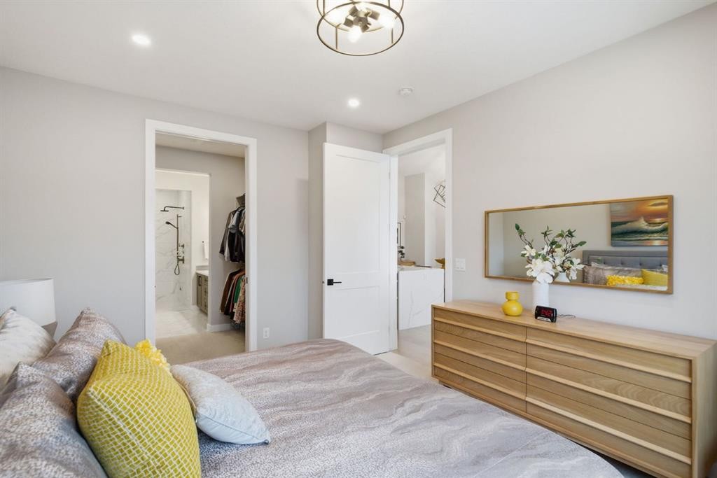 408 Crestridge Common Sw, Calgary, AB - Indoor Photo Showing Bedroom