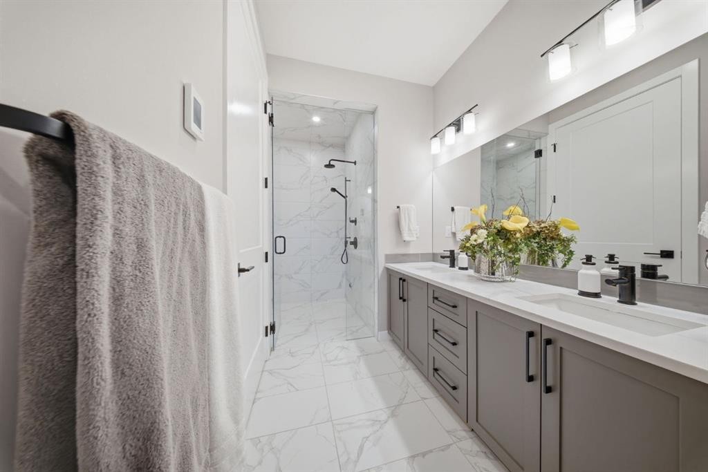 408 Crestridge Common Sw, Calgary, AB - Indoor Photo Showing Bathroom