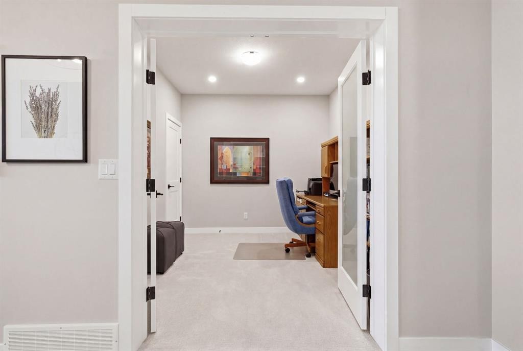 408 Crestridge Common Sw, Calgary, AB - Indoor