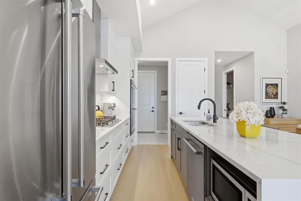 408 Crestridge Common Sw, Calgary, AB - Indoor Photo Showing Kitchen With Upgraded Kitchen