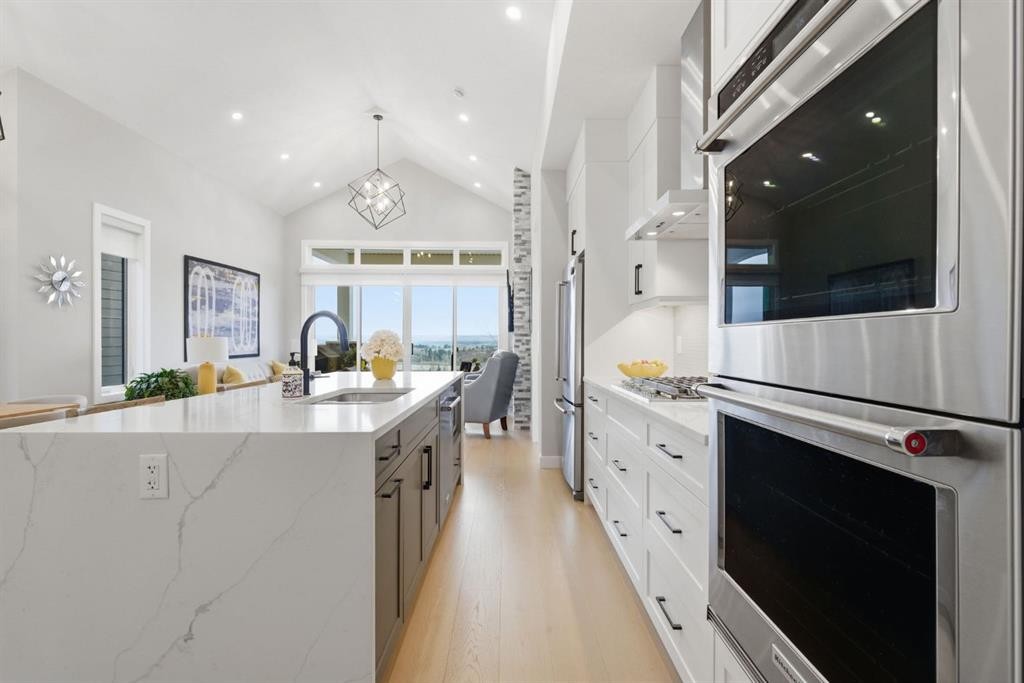 408 Crestridge Common Sw, Calgary, AB - Indoor Photo Showing Kitchen With Upgraded Kitchen