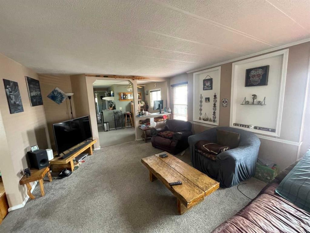 39 Southridge Crescent, Didsbury, AB - Indoor Photo Showing Living Room