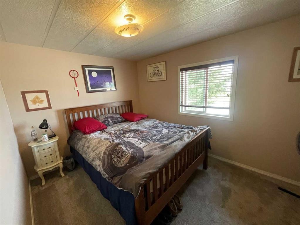 39 Southridge Crescent, Didsbury, AB - Indoor Photo Showing Bedroom