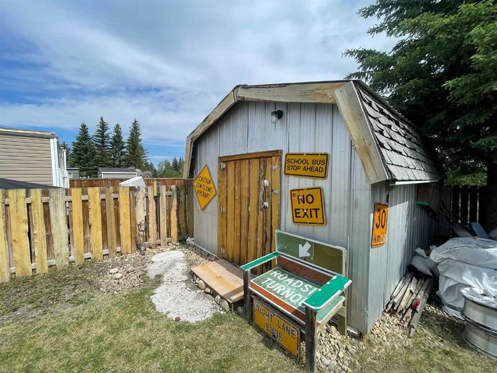 39 Southridge Crescent, Didsbury, AB - Outdoor