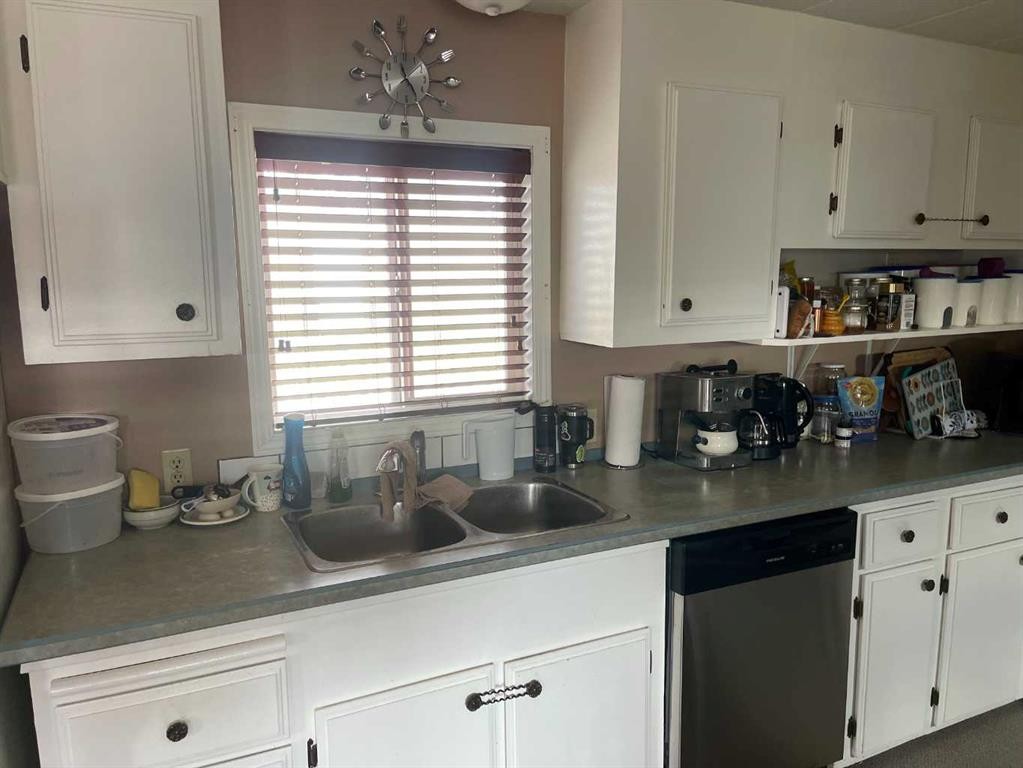 39 Southridge Crescent, Didsbury, AB - Indoor Photo Showing Kitchen With Double Sink