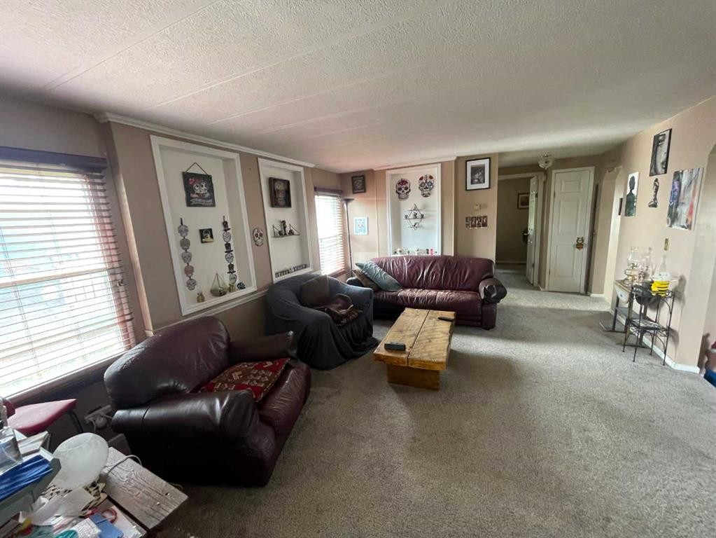 39 Southridge Crescent, Didsbury, AB - Indoor Photo Showing Living Room