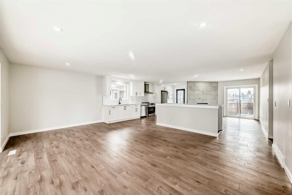 5173 Whitestone Road Ne, Calgary, AB - Indoor Photo Showing Living Room