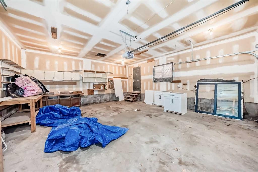 5173 Whitestone Road Ne, Calgary, AB - Indoor Photo Showing Garage