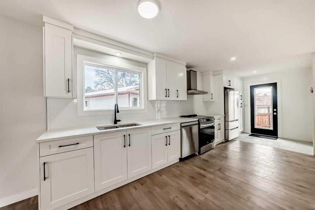 5173 Whitestone Road Ne, Calgary, AB - Indoor Photo Showing Kitchen With Double Sink