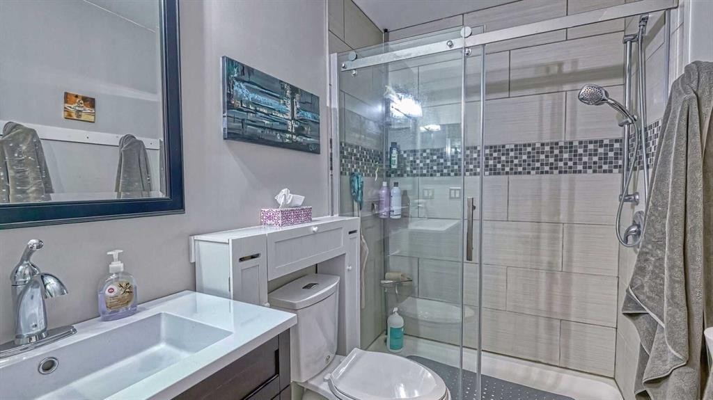 64 Midglen Drive Se, Calgary, AB - Indoor Photo Showing Bathroom