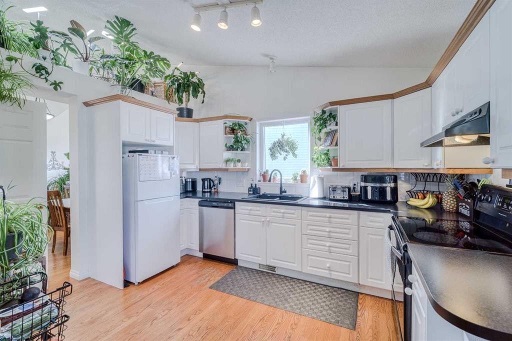 239 Arbour Wood Close Nw, Calgary, AB - Indoor Photo Showing Kitchen