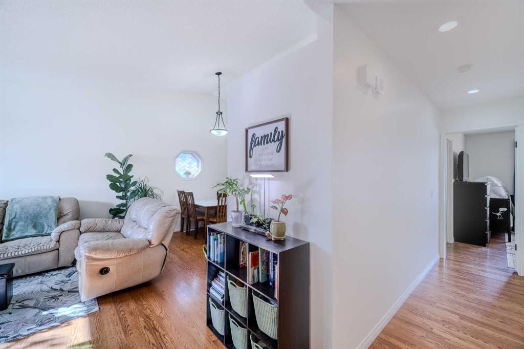 239 Arbour Wood Close Nw, Calgary, AB - Indoor Photo Showing Living Room