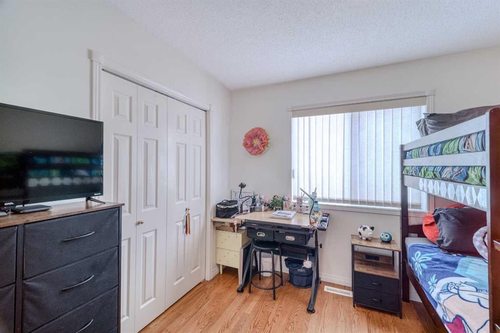 239 Arbour Wood Close Nw, Calgary, AB - Indoor Photo Showing Bedroom