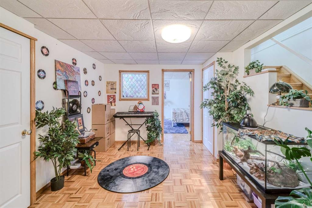 239 Arbour Wood Close Nw, Calgary, AB - Indoor Photo Showing Other Room