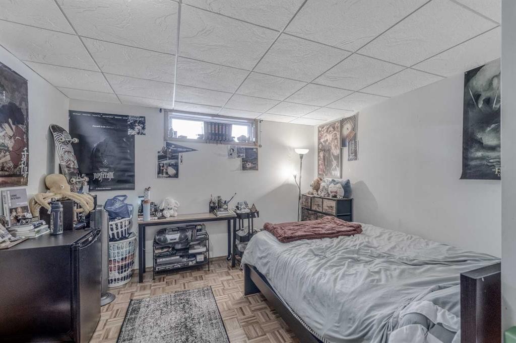 239 Arbour Wood Close Nw, Calgary, AB - Indoor Photo Showing Bedroom