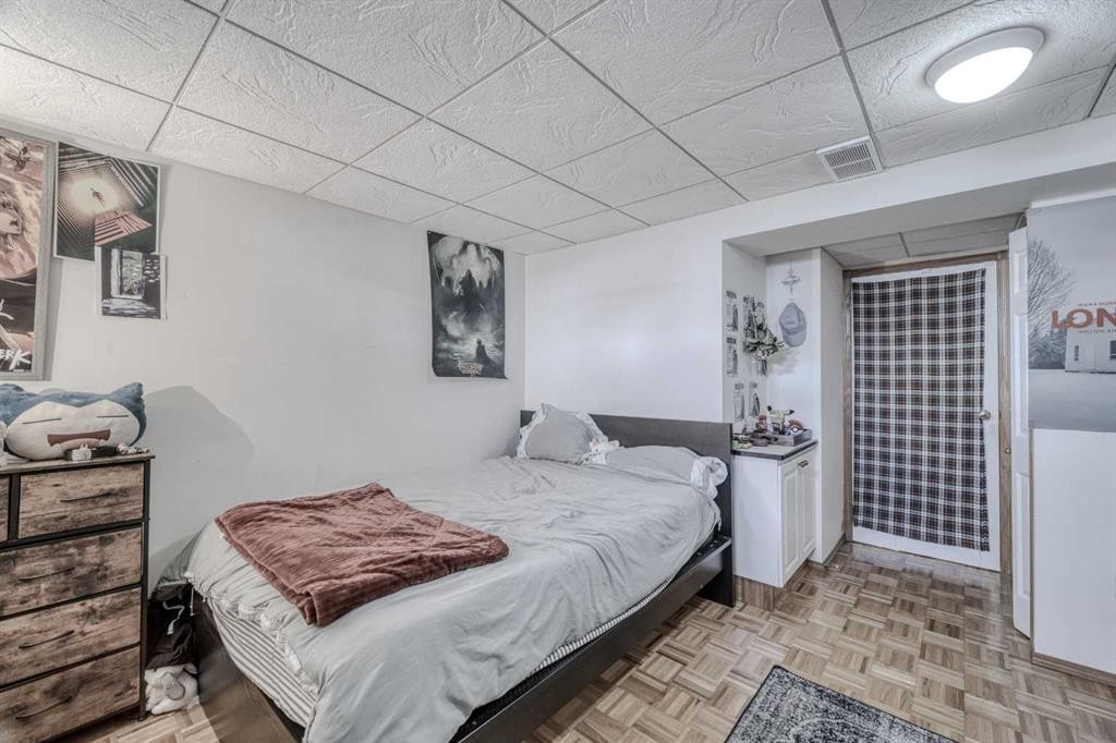 239 Arbour Wood Close Nw, Calgary, AB - Indoor Photo Showing Bedroom