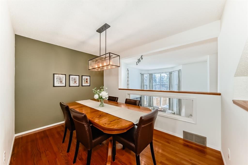 424 Hawkstone Manor Nw, Calgary, AB - Indoor Photo Showing Dining Room