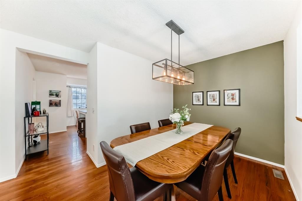 424 Hawkstone Manor Nw, Calgary, AB - Indoor Photo Showing Dining Room