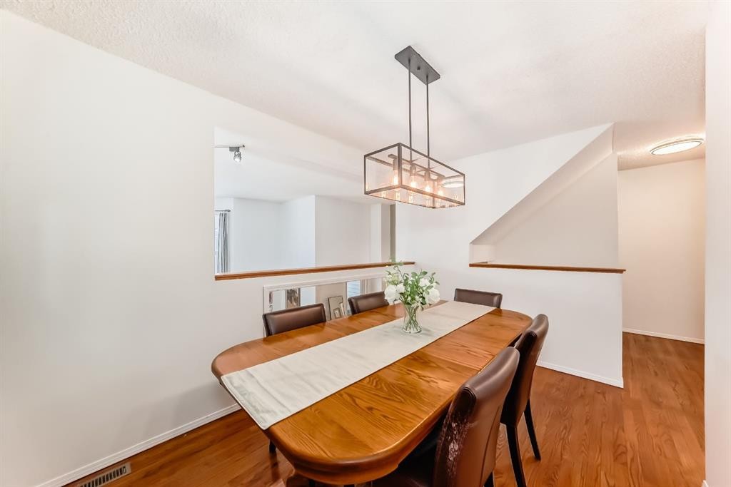 424 Hawkstone Manor Nw, Calgary, AB - Indoor Photo Showing Dining Room