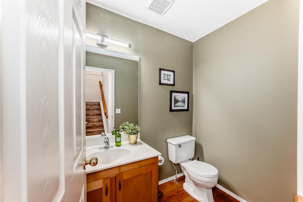424 Hawkstone Manor Nw, Calgary, AB - Indoor Photo Showing Bathroom