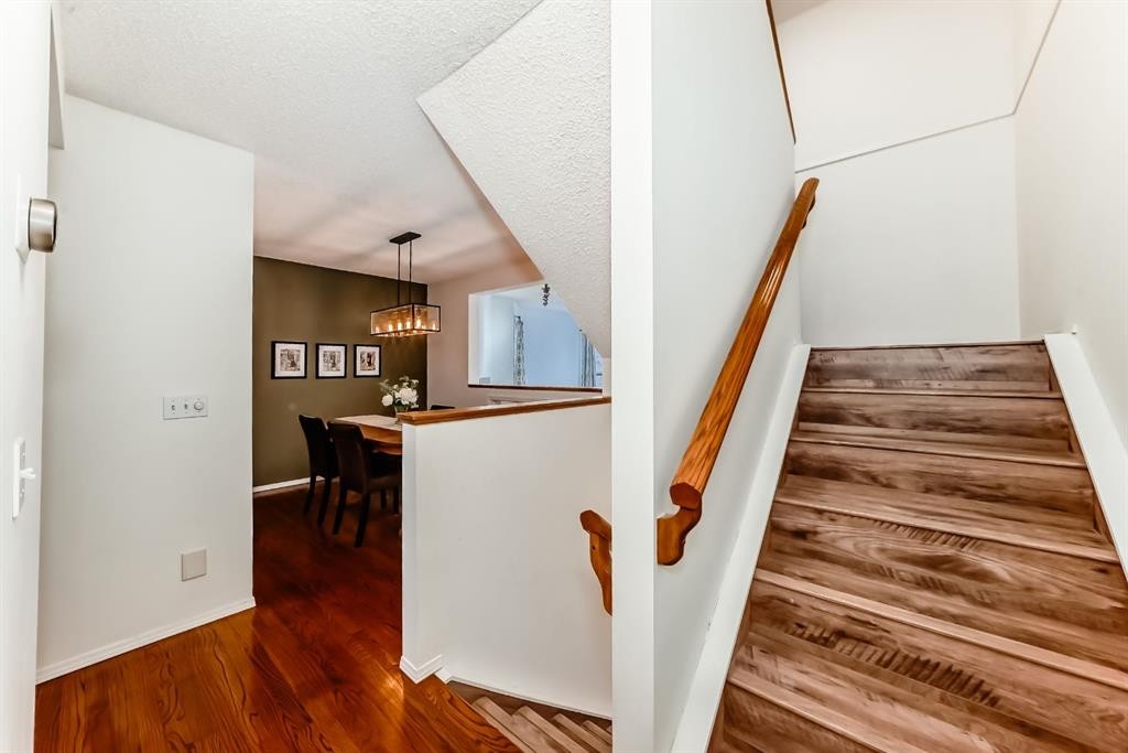424 Hawkstone Manor Nw, Calgary, AB - Indoor Photo Showing Other Room