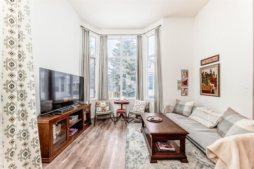 424 Hawkstone Manor Nw, Calgary, AB - Indoor Photo Showing Living Room
