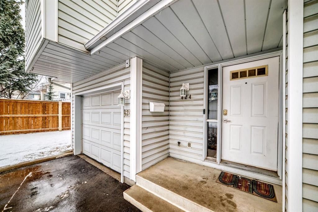 424 Hawkstone Manor Nw, Calgary, AB - Outdoor