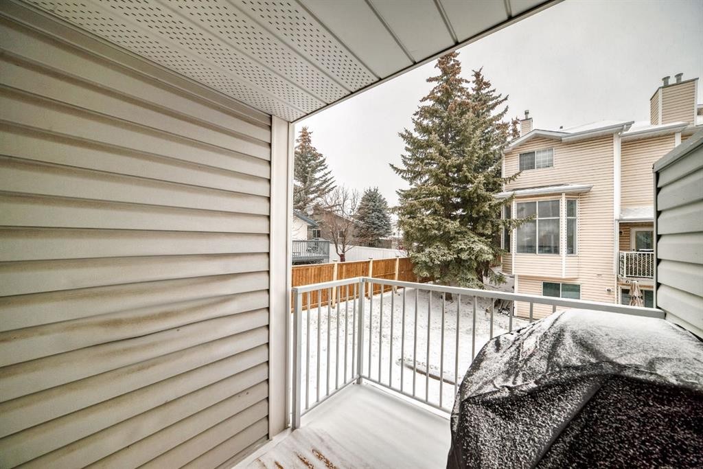 424 Hawkstone Manor Nw, Calgary, AB - Outdoor With Exterior