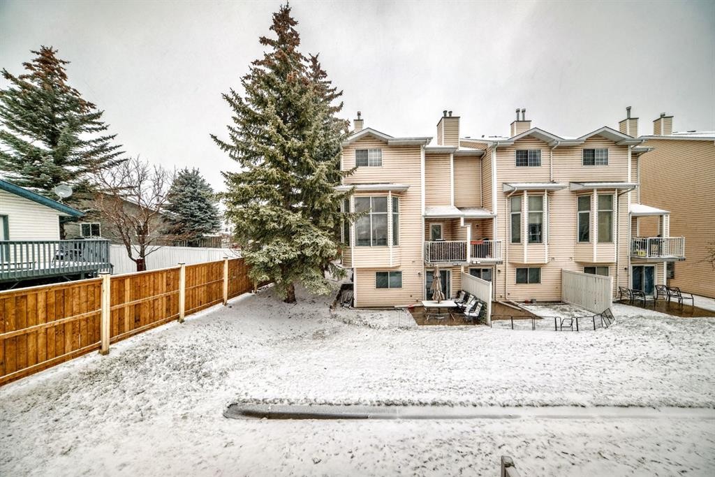 424 Hawkstone Manor Nw, Calgary, AB - Outdoor