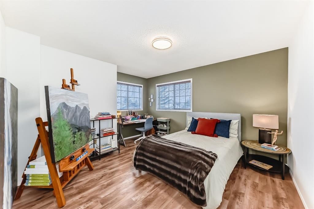 424 Hawkstone Manor Nw, Calgary, AB - Indoor Photo Showing Bedroom