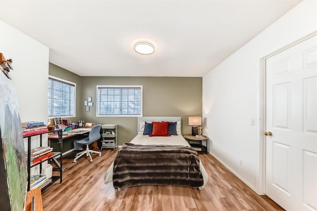 424 Hawkstone Manor Nw, Calgary, AB - Indoor Photo Showing Bedroom