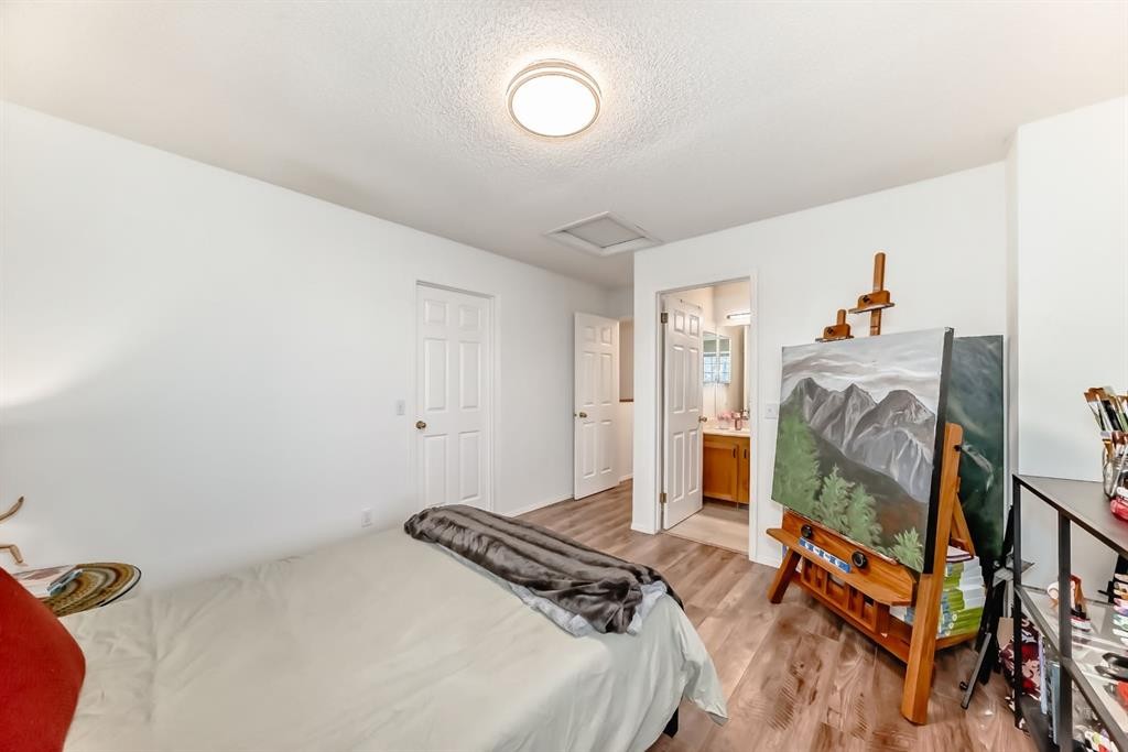 424 Hawkstone Manor Nw, Calgary, AB - Indoor Photo Showing Bedroom