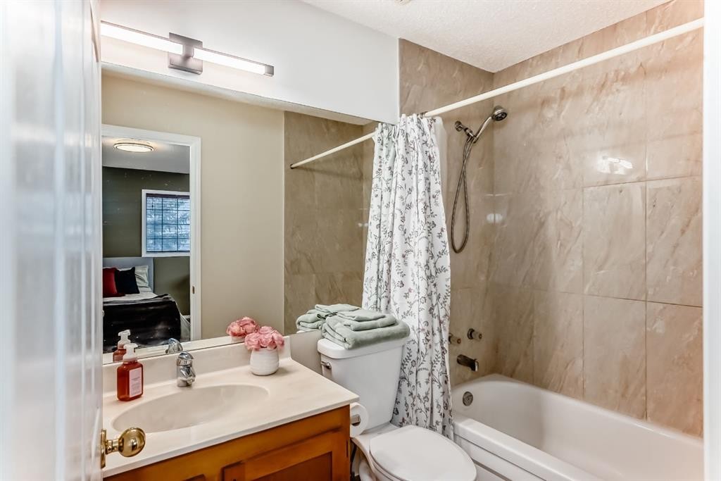 424 Hawkstone Manor Nw, Calgary, AB - Indoor Photo Showing Bathroom