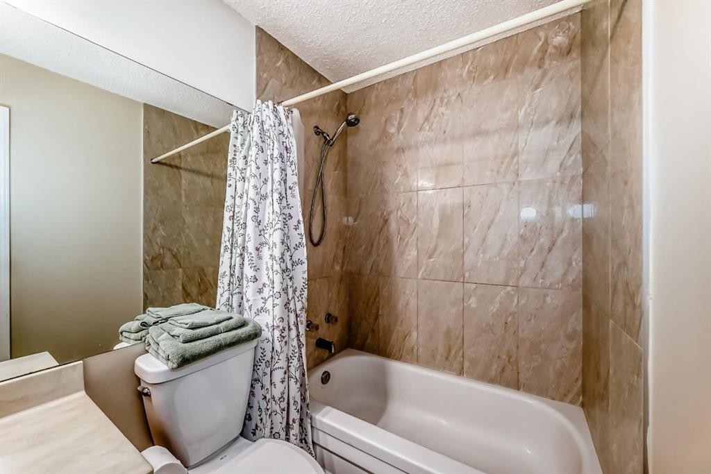 424 Hawkstone Manor Nw, Calgary, AB - Indoor Photo Showing Bathroom