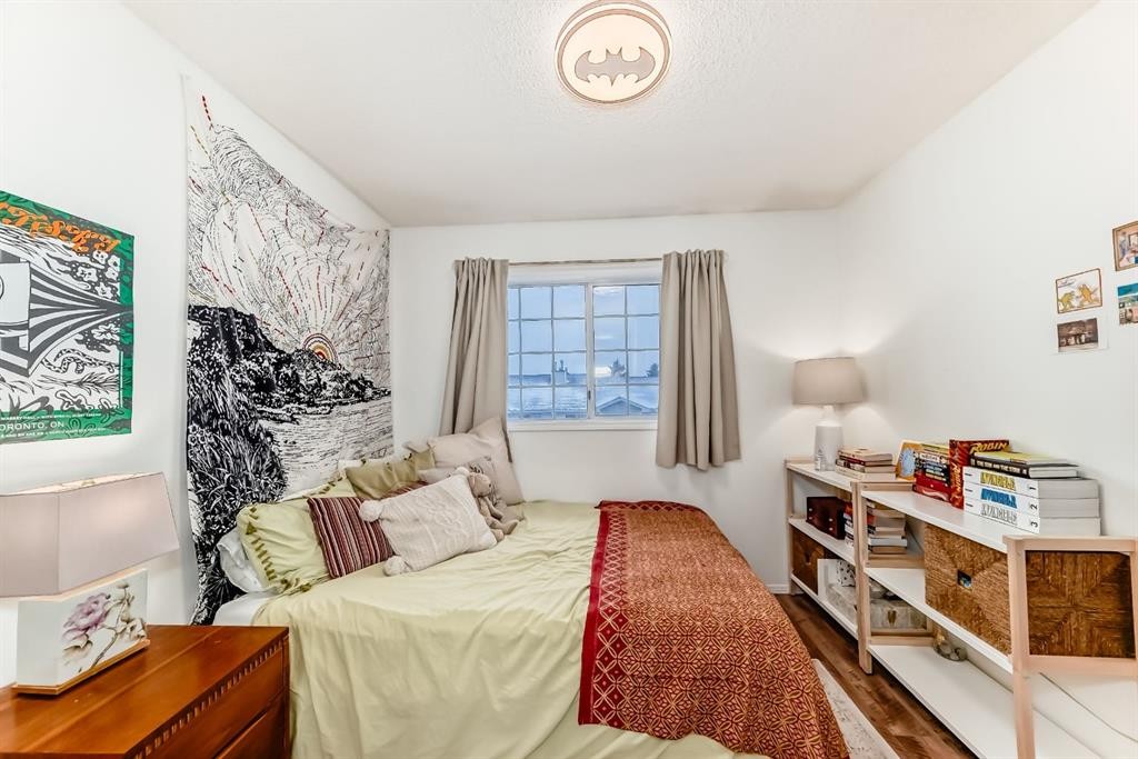 424 Hawkstone Manor Nw, Calgary, AB - Indoor Photo Showing Bedroom