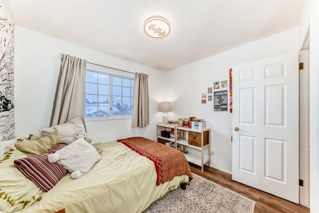 424 Hawkstone Manor Nw, Calgary, AB - Indoor Photo Showing Bedroom