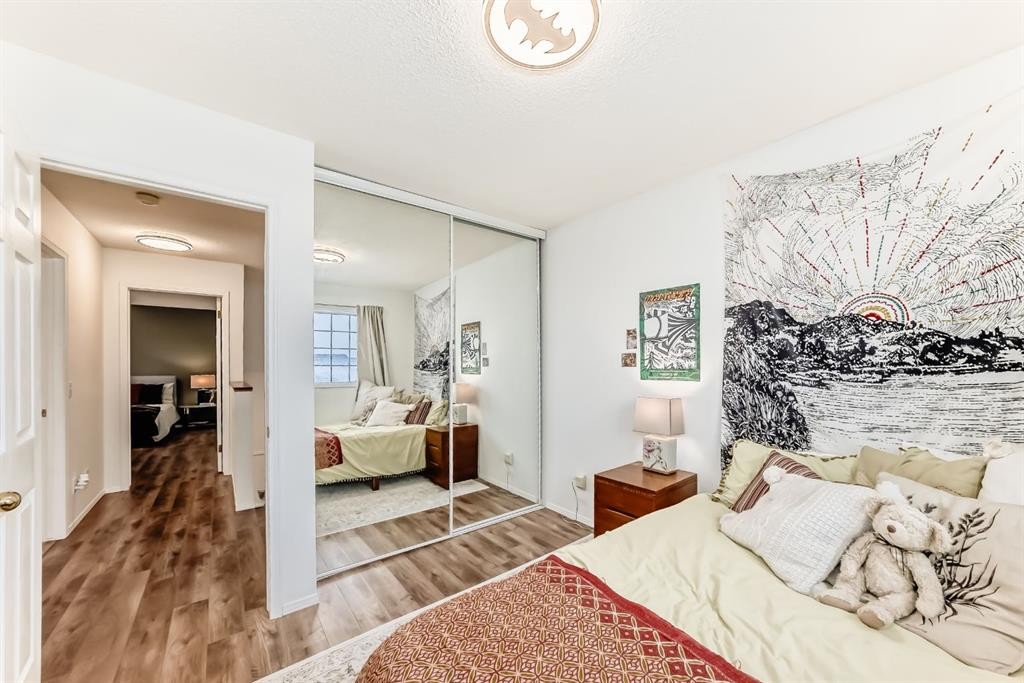 424 Hawkstone Manor Nw, Calgary, AB - Indoor Photo Showing Bedroom