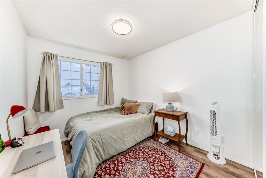 424 Hawkstone Manor Nw, Calgary, AB - Indoor Photo Showing Bedroom